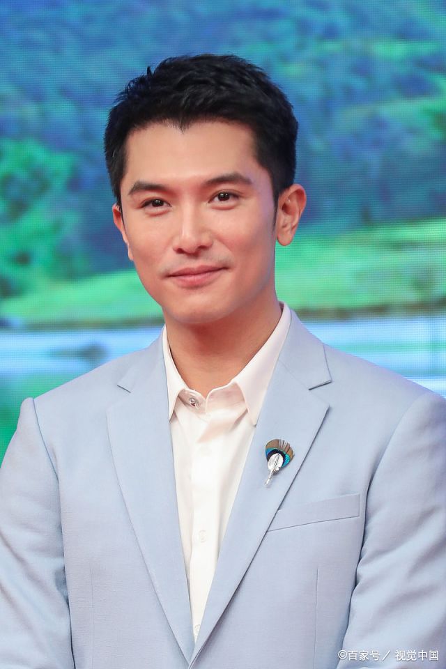 邱泽穿蓝色西装气质干净清爽 陆怡璇身着背带裙歪头甜笑纯美动人